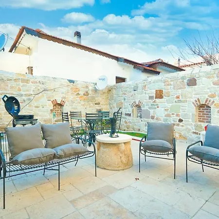 Miniq Homes 105 - Golf, Cinema, Bbq, Center 2br Stone Villa Foca