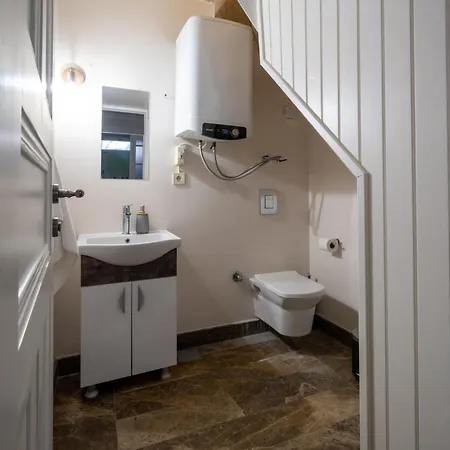 Miniq Homes 105 - Garden Cinema, Bbq, Center 2br Stone Villa *