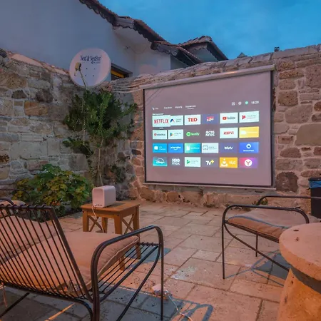 Miniq Homes 105 - Garden Cinema, Bbq, Center 2br Stone Villa *