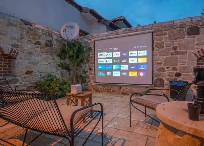 Miniq Homes 105 - Garden Cinema, Bbq, Center 2br Stone Villa *